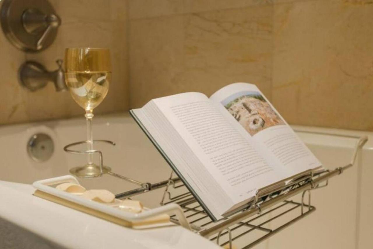 Wine-Dine-Sunshine Cozy Flat In The Heart Of Dtsp Villa St. Petersburg Exteriör bild