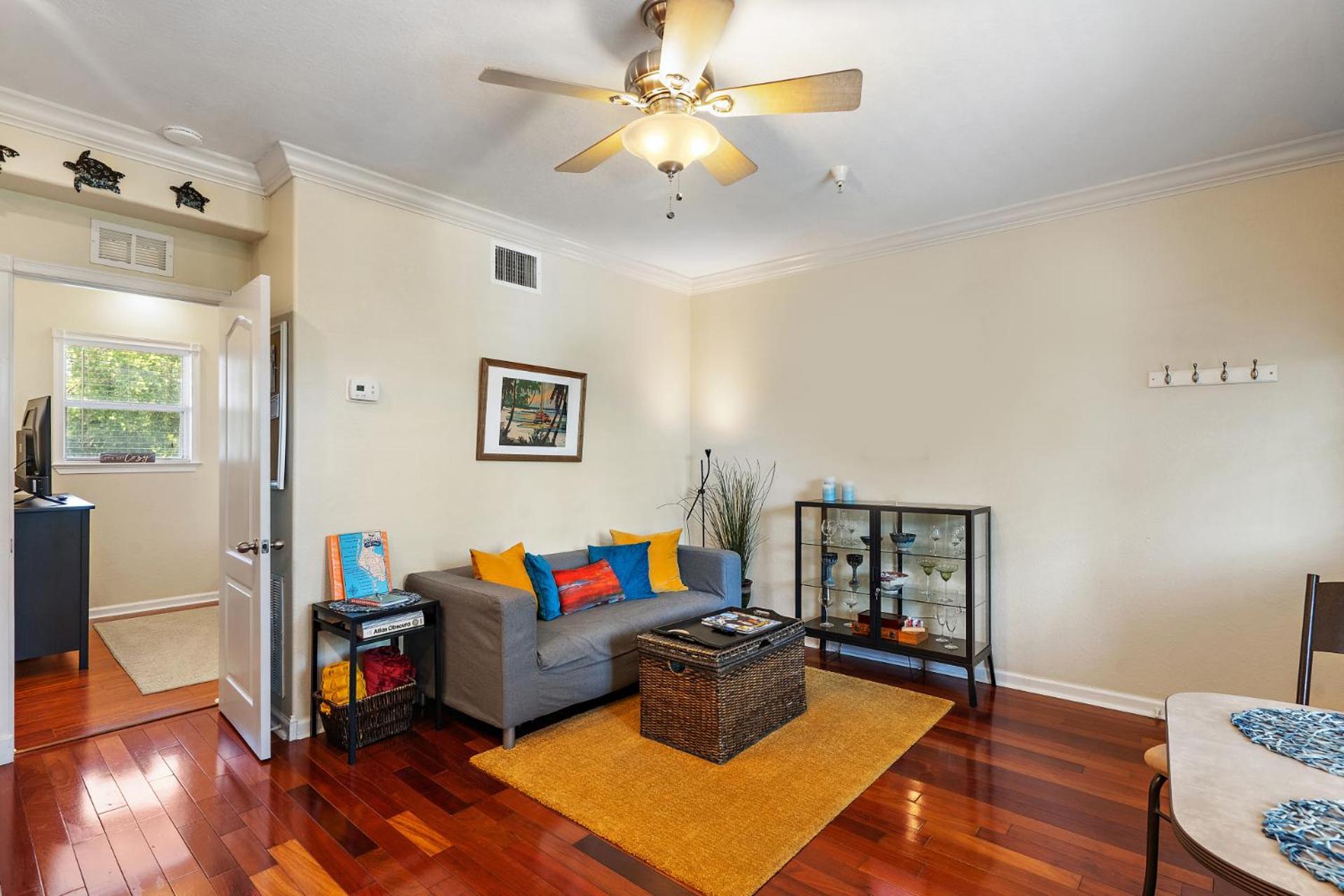 Wine-Dine-Sunshine Cozy Flat In The Heart Of Dtsp Villa St. Petersburg Exteriör bild