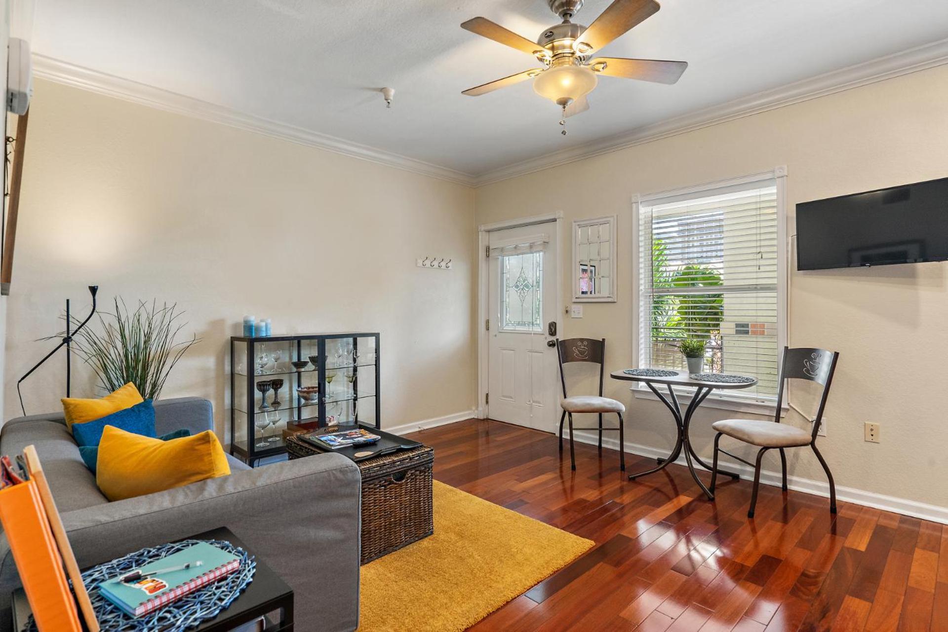 Wine-Dine-Sunshine Cozy Flat In The Heart Of Dtsp Villa St. Petersburg Exteriör bild