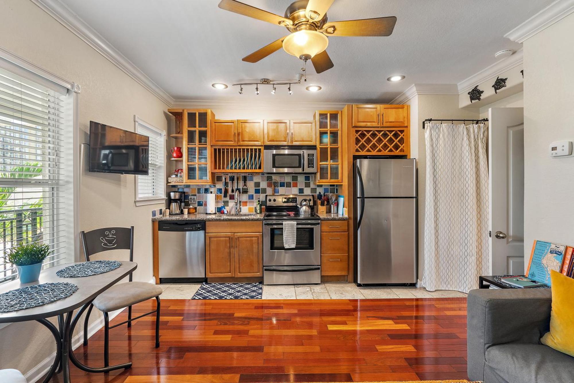 Wine-Dine-Sunshine Cozy Flat In The Heart Of Dtsp Villa St. Petersburg Exteriör bild