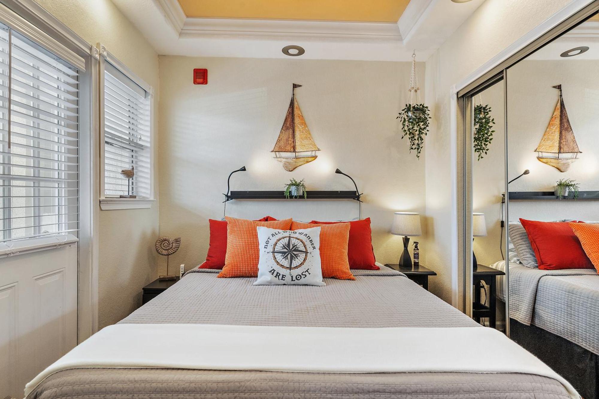 Wine-Dine-Sunshine Cozy Flat In The Heart Of Dtsp Villa St. Petersburg Exteriör bild